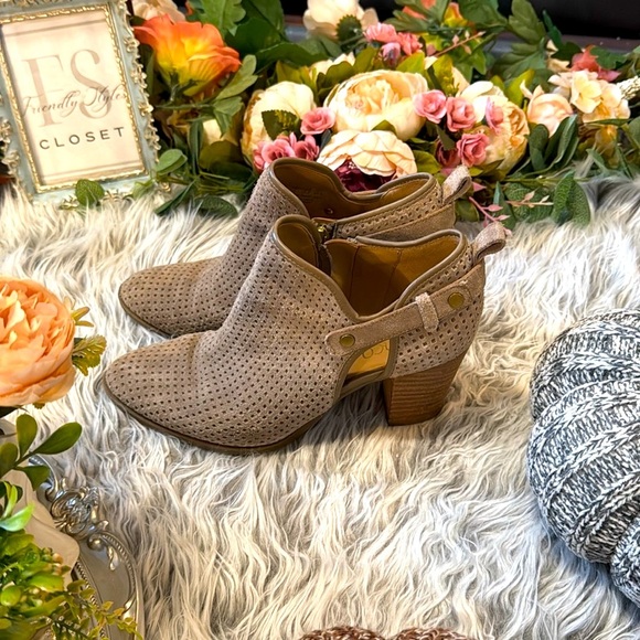 Franco Sarto Dakota Suede Ankle Bootie Tan 7.5 - Picture 2 of 12